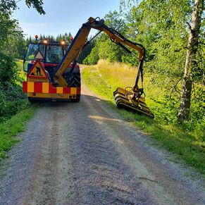 Traktor MF med kättingröjare Bomford 150