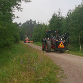 Utanför Tuna och kör med 2 maskiner